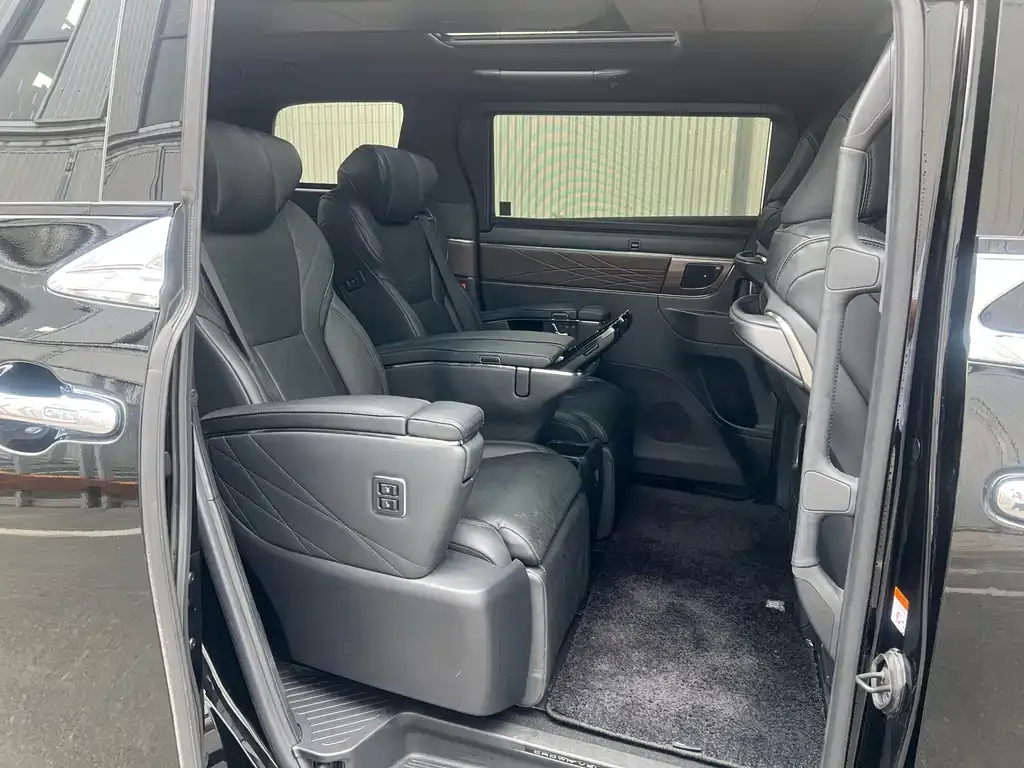 Toyota Vellfire — фото 9