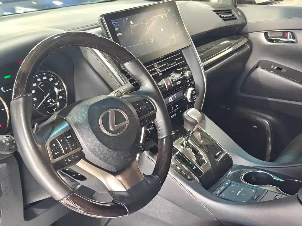 Lexus LM — фото 10