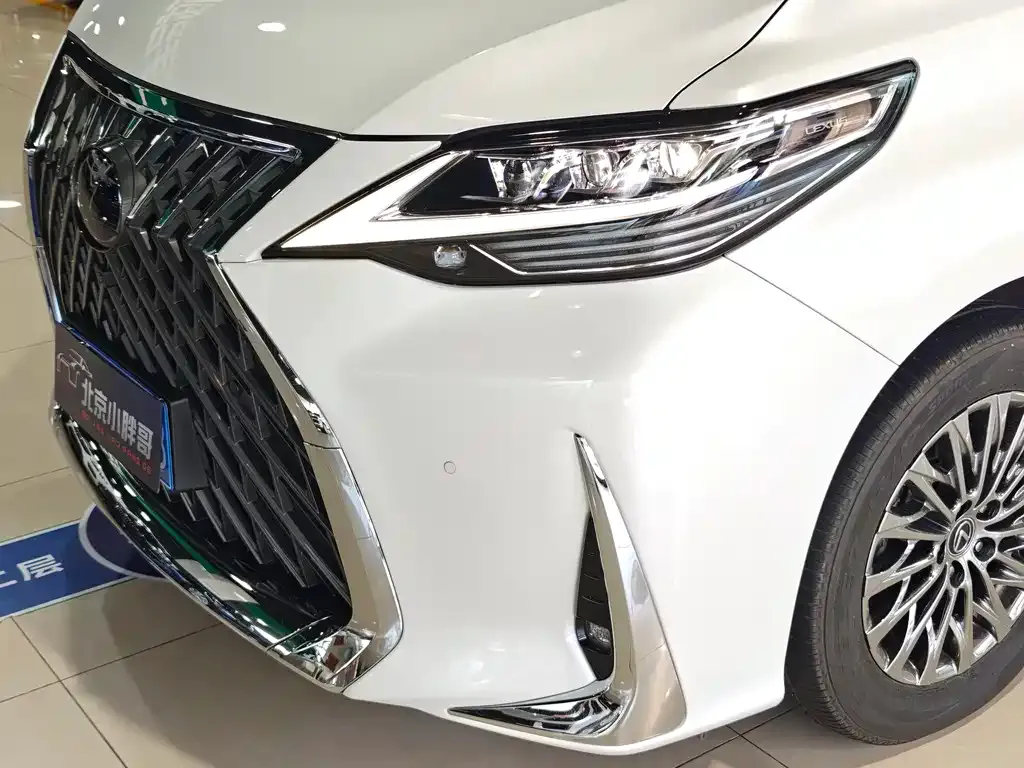 Lexus LM — фото 4