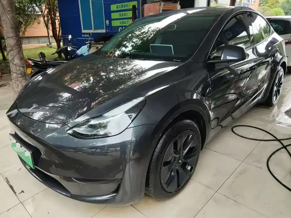 Tesla Model Y — фото 1
