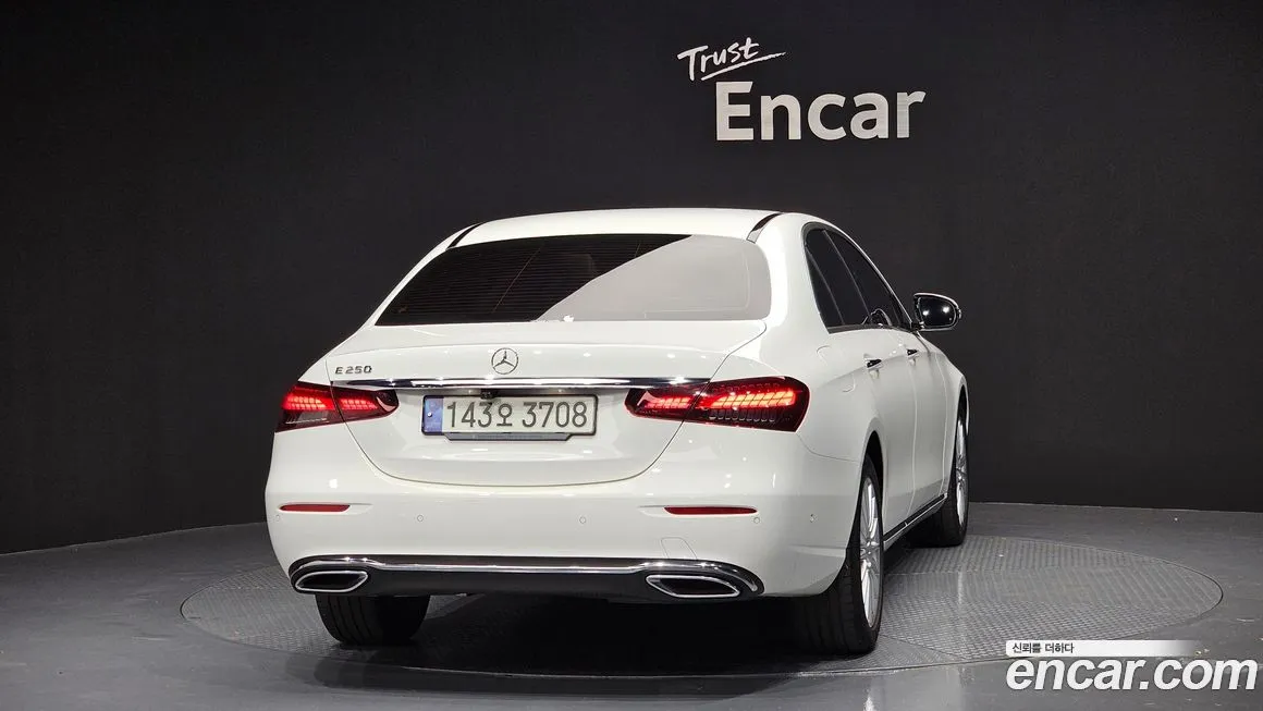 Mercedes-Benz E-Class — фото 4