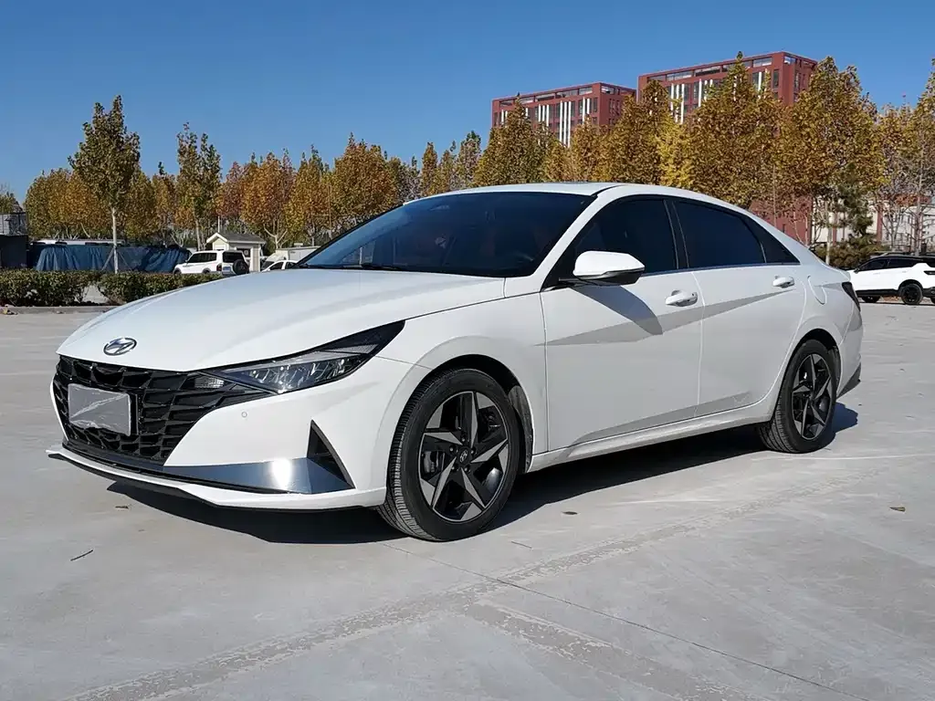 Hyundai Elantra — фото 1