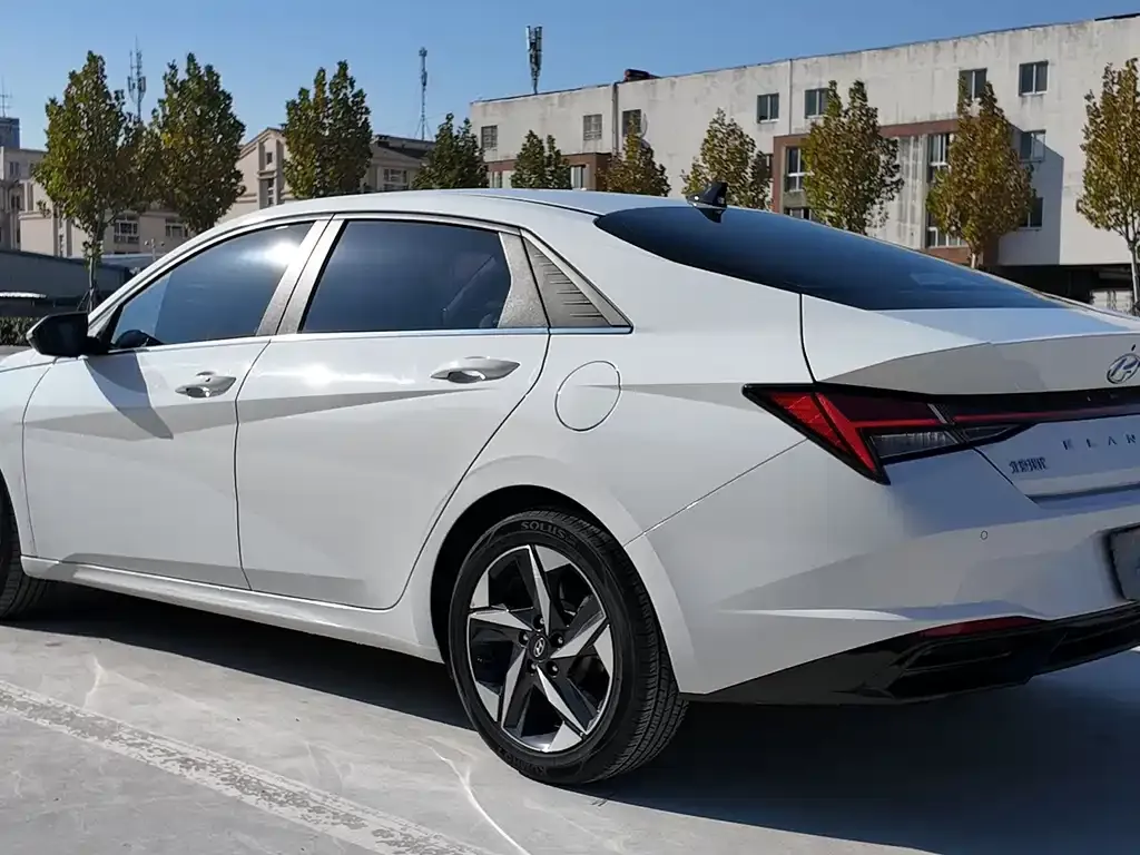 Hyundai Elantra — фото 6