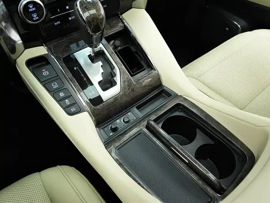 Toyota Alphard — фото 10