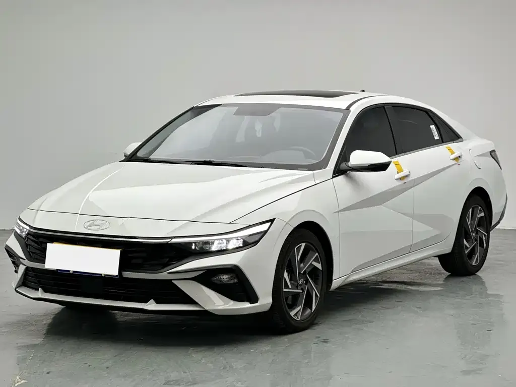 Hyundai Elantra — фото 1