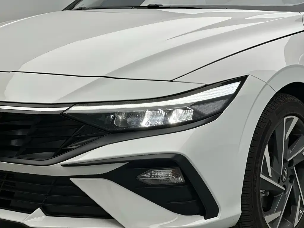 Hyundai Elantra — фото 10