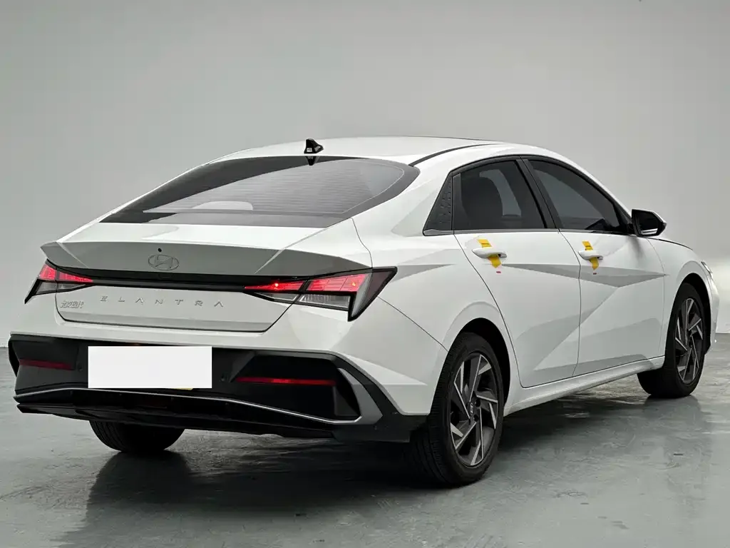Hyundai Elantra — фото 4