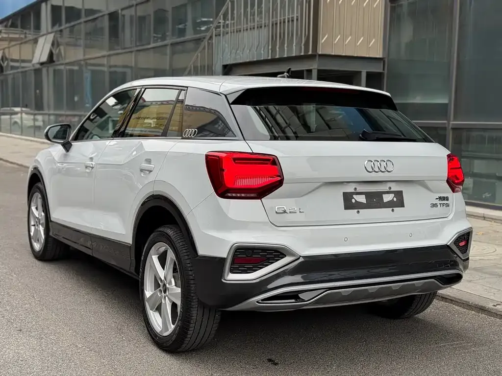 Audi Q2L — фото 4