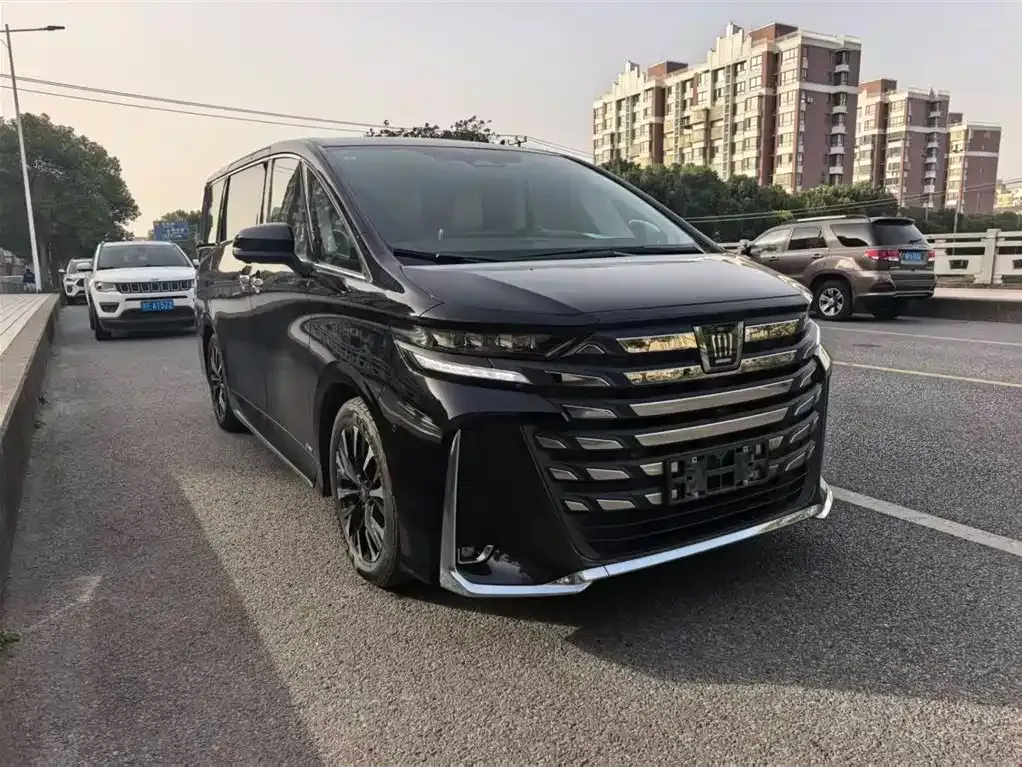 Toyota Vellfire — фото 1