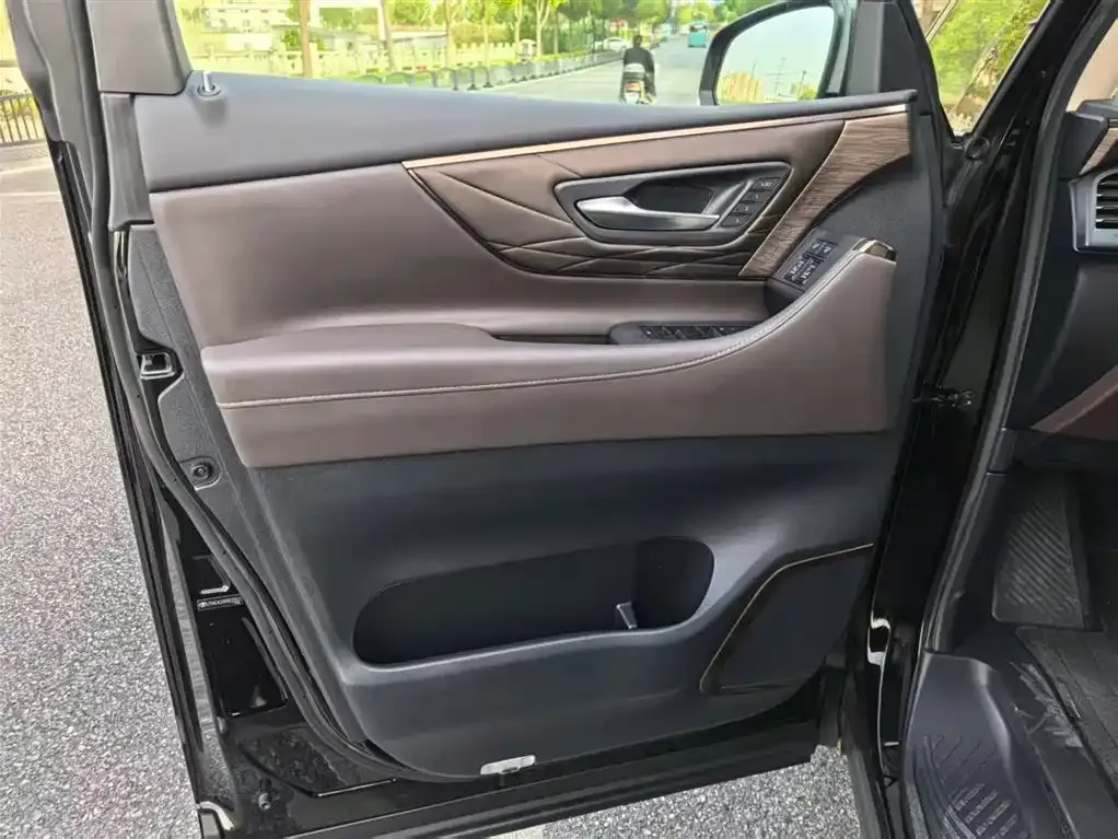 Toyota Vellfire — фото 10