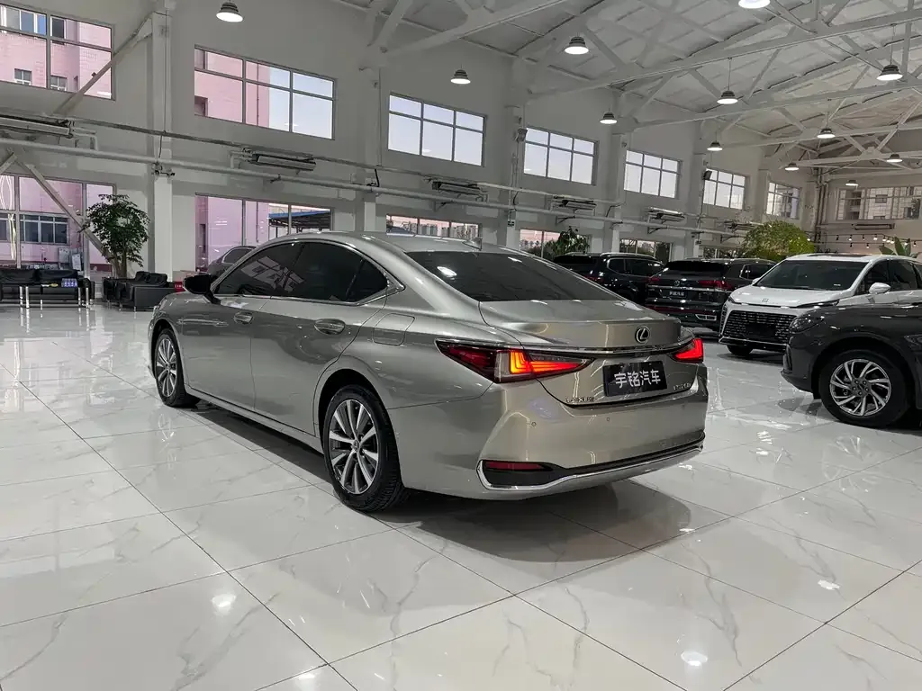 Lexus ES — фото 4