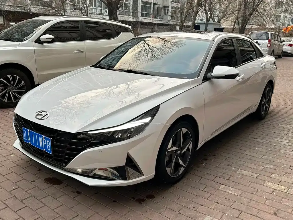 Hyundai Elantra — фото 1
