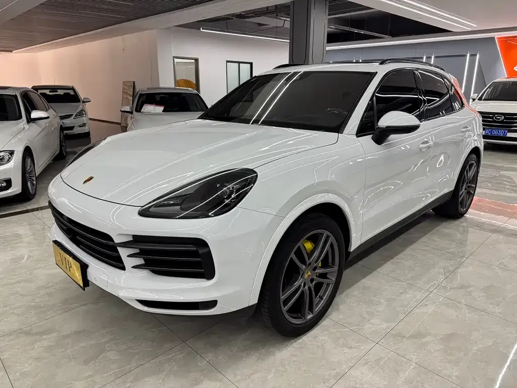 Porsche Cayenne — фото 1