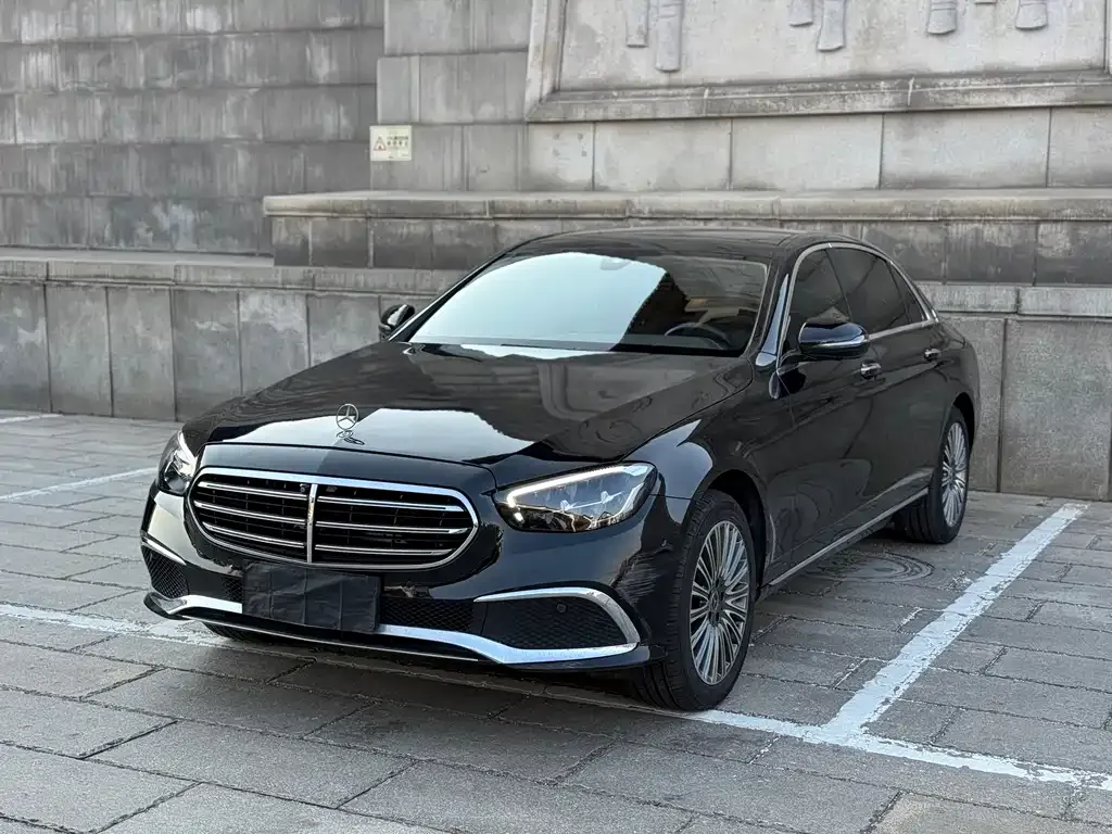 Mercedes-Benz E-Class — фото 1