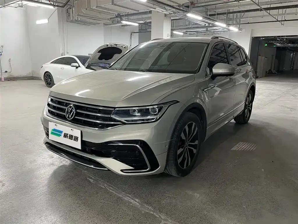 Volkswagen Tiguan L — фото 1
