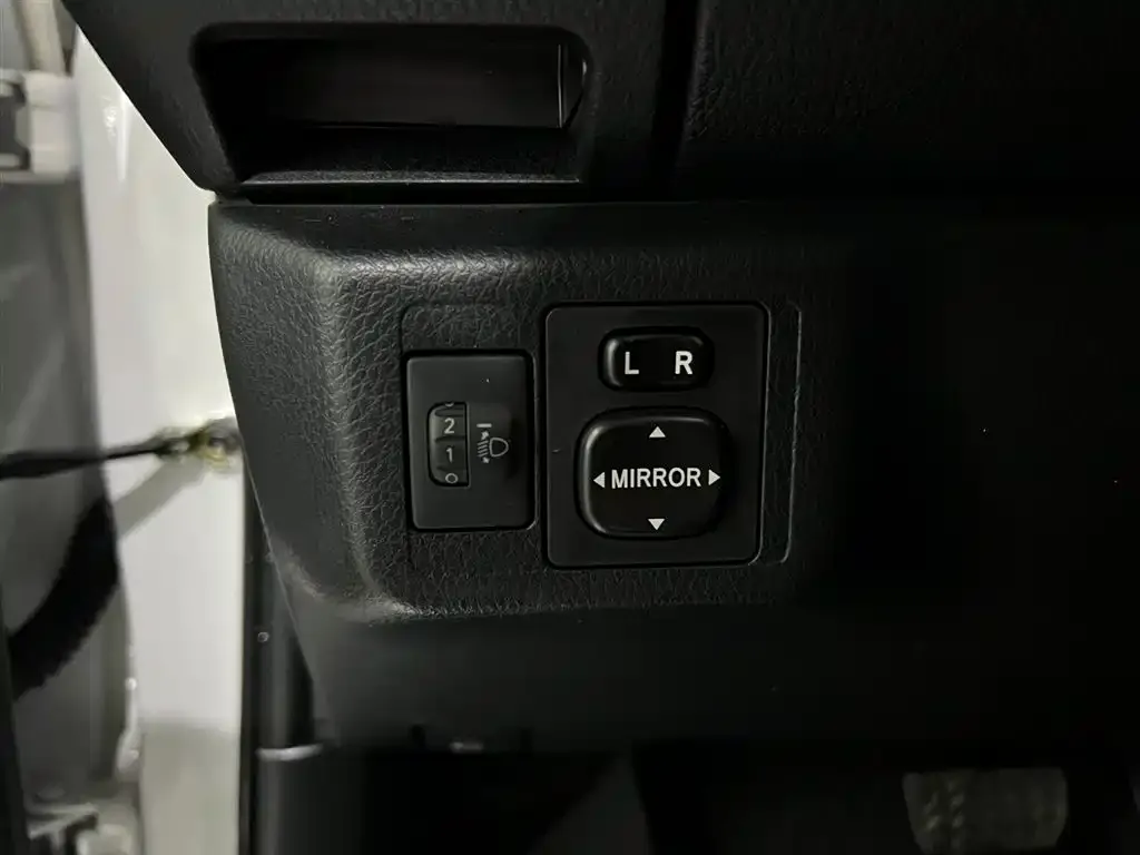 Toyota Yaris L — фото 10