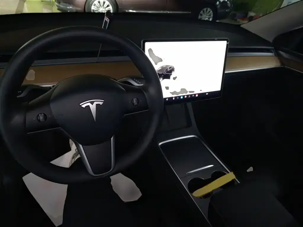 Tesla Model Y — фото 10