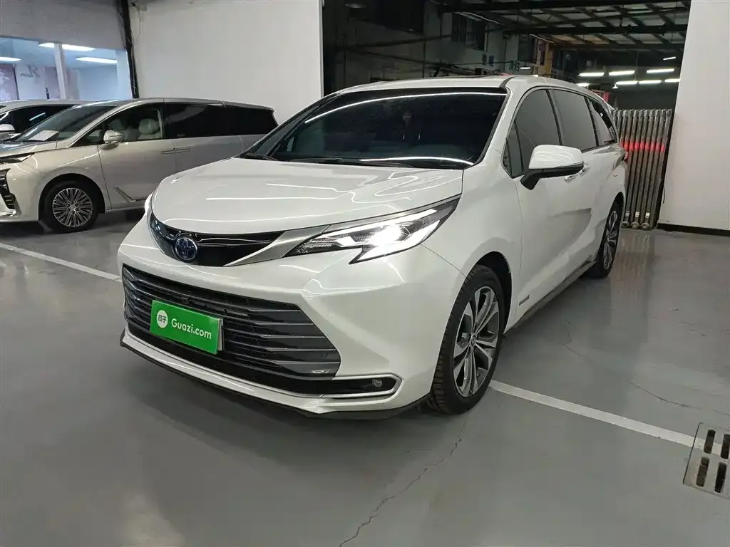 Toyota Sienna — фото 1