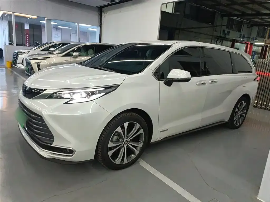 Toyota Sienna — фото 5