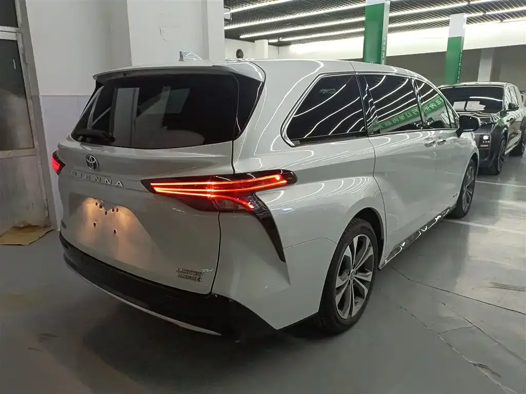 Toyota Sienna — фото 7