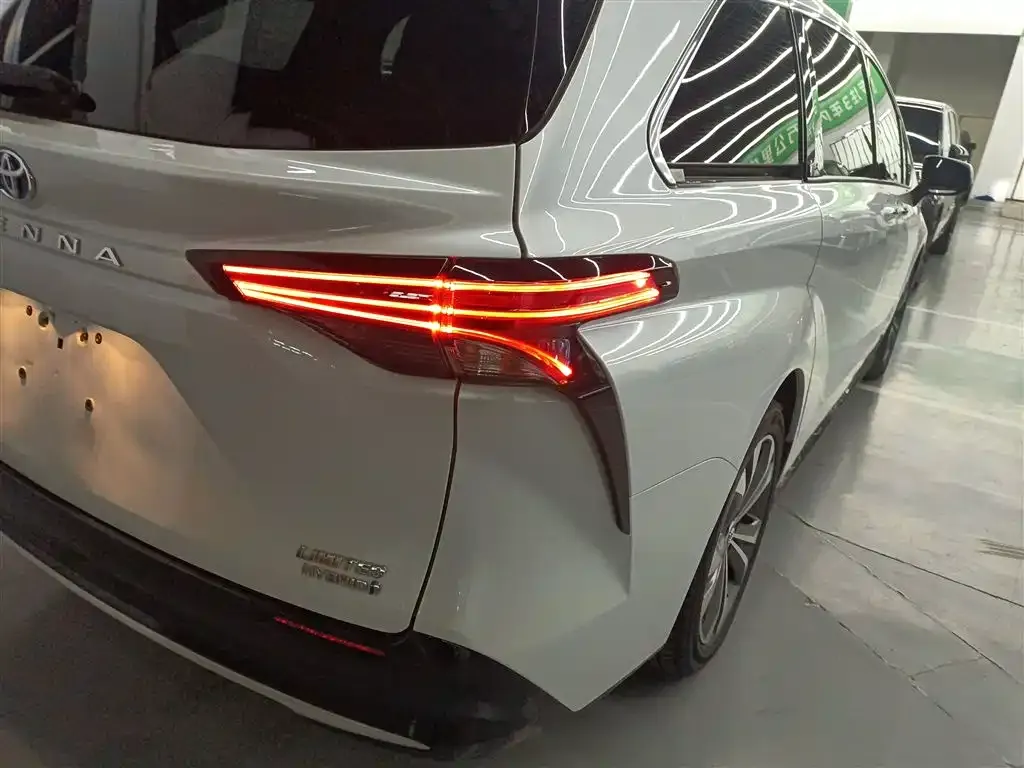 Toyota Sienna — фото 8