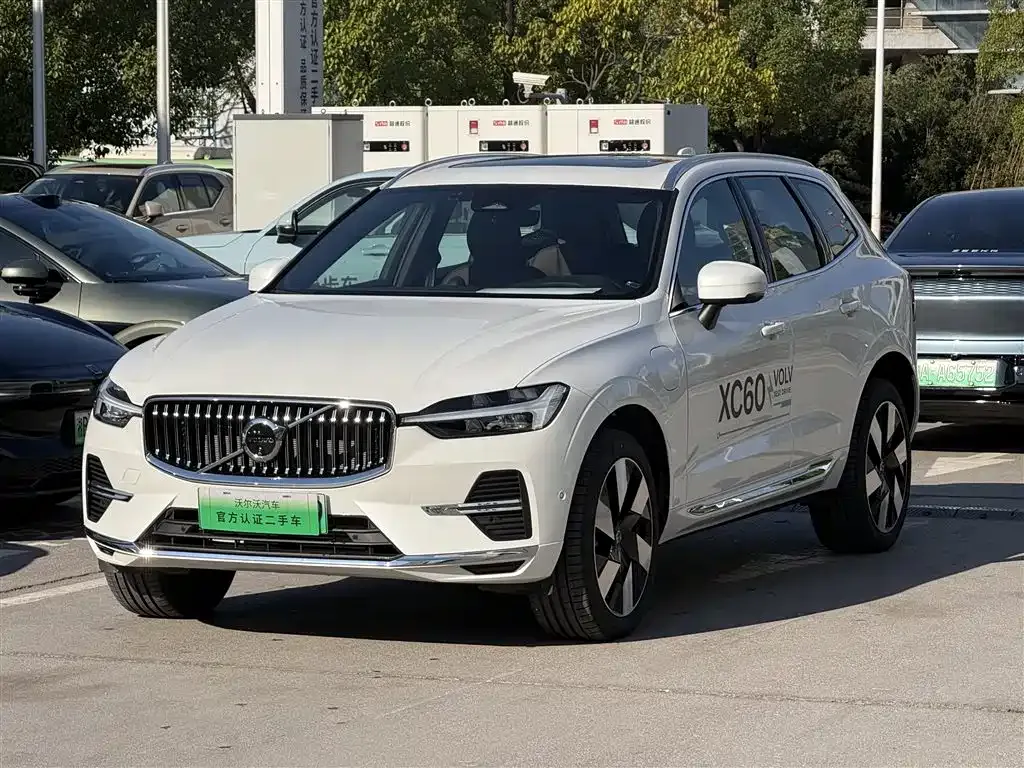 Volvo XC60 PHEV — фото 1