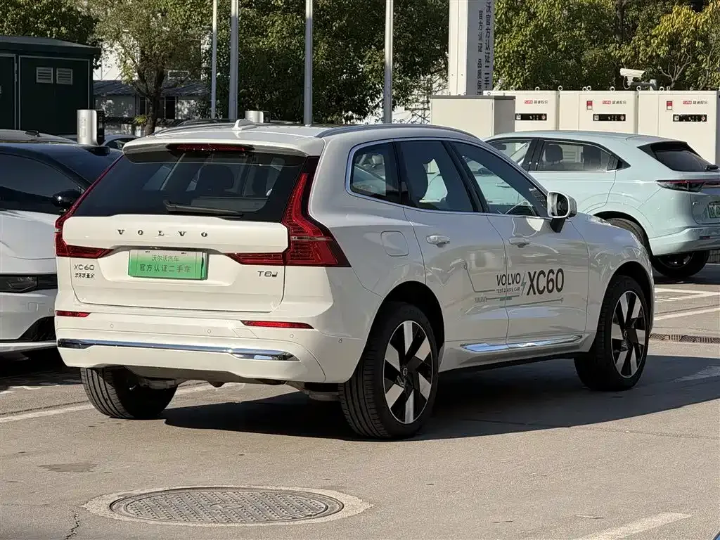 Volvo XC60 PHEV — фото 6
