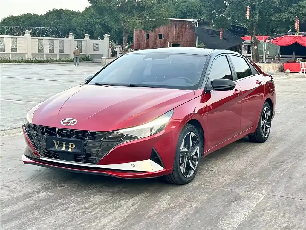 Hyundai Elantra — фото 1