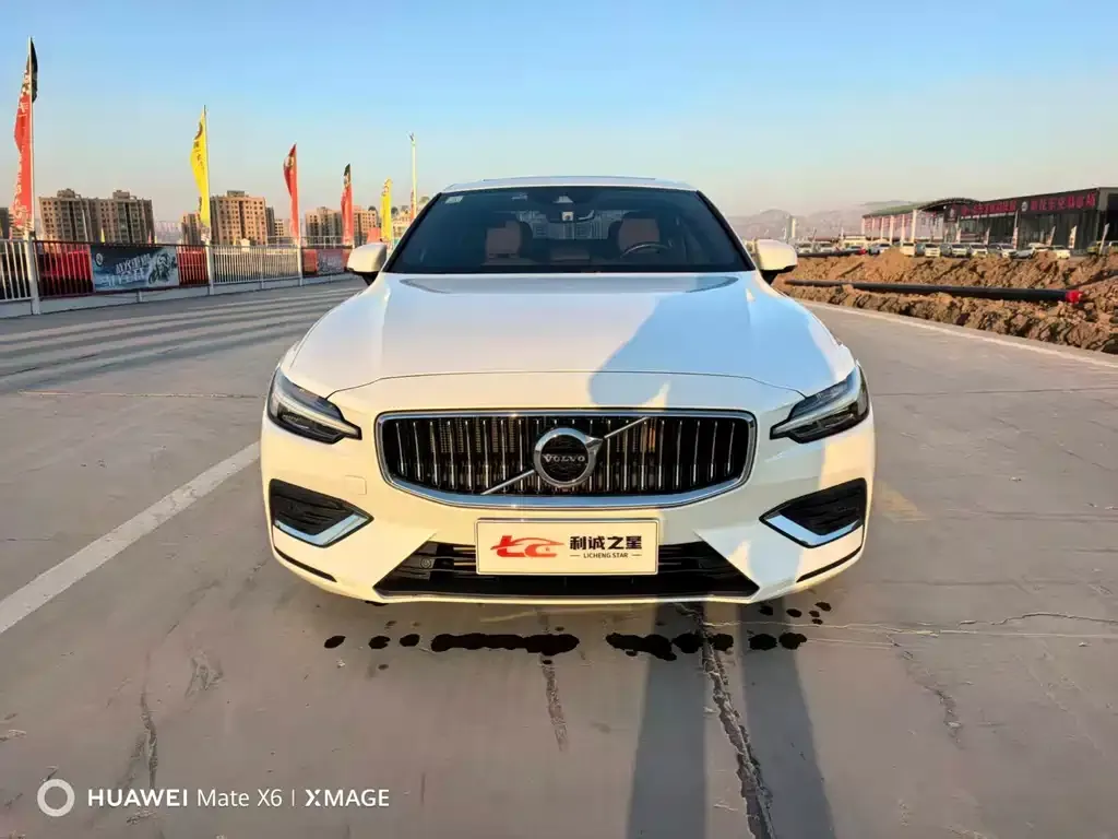 Volvo S60 — фото 1