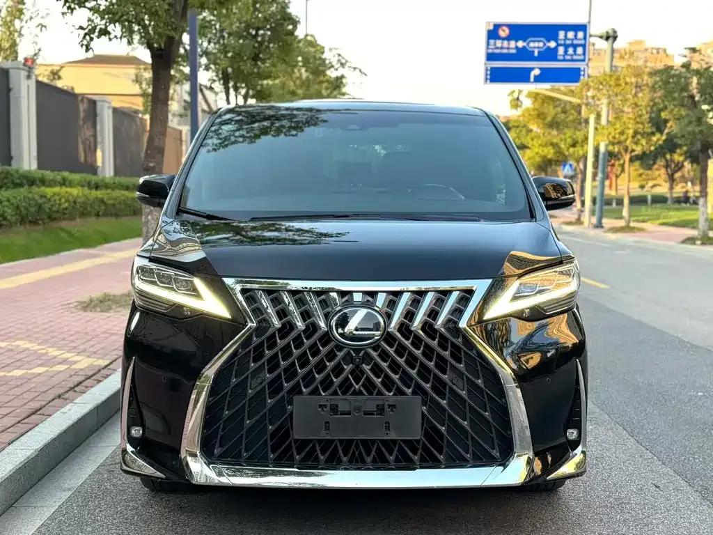 Lexus LM — фото 2