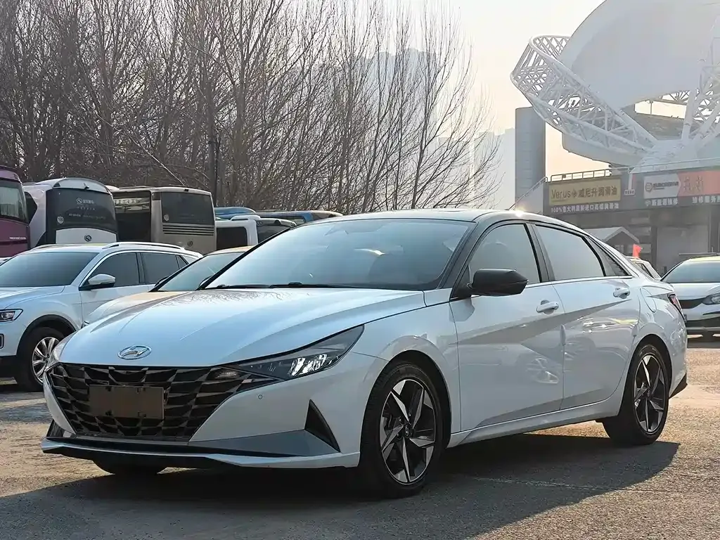 Hyundai Elantra — фото 2
