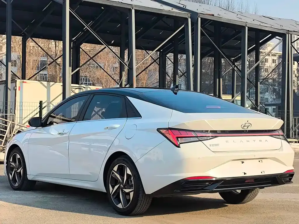Hyundai Elantra — фото 8