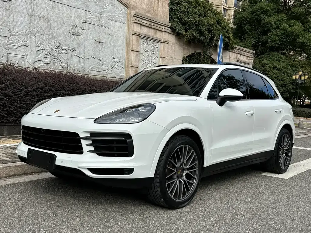 Porsche Cayenne — фото 1