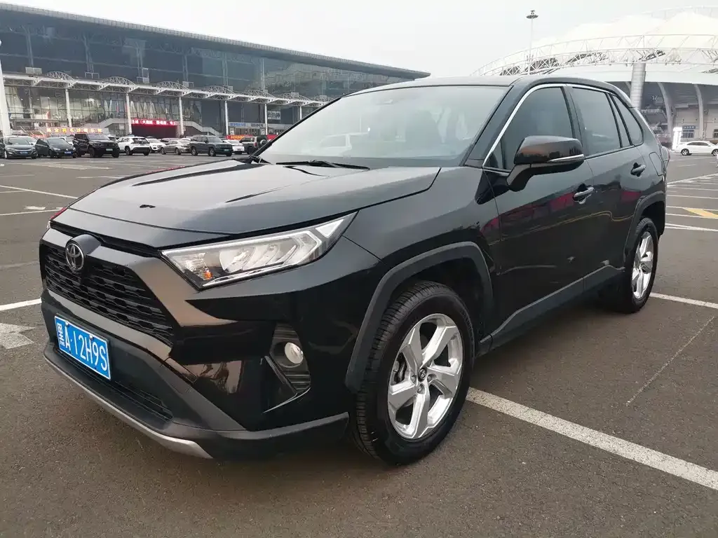 Toyota RAV4 — фото 1