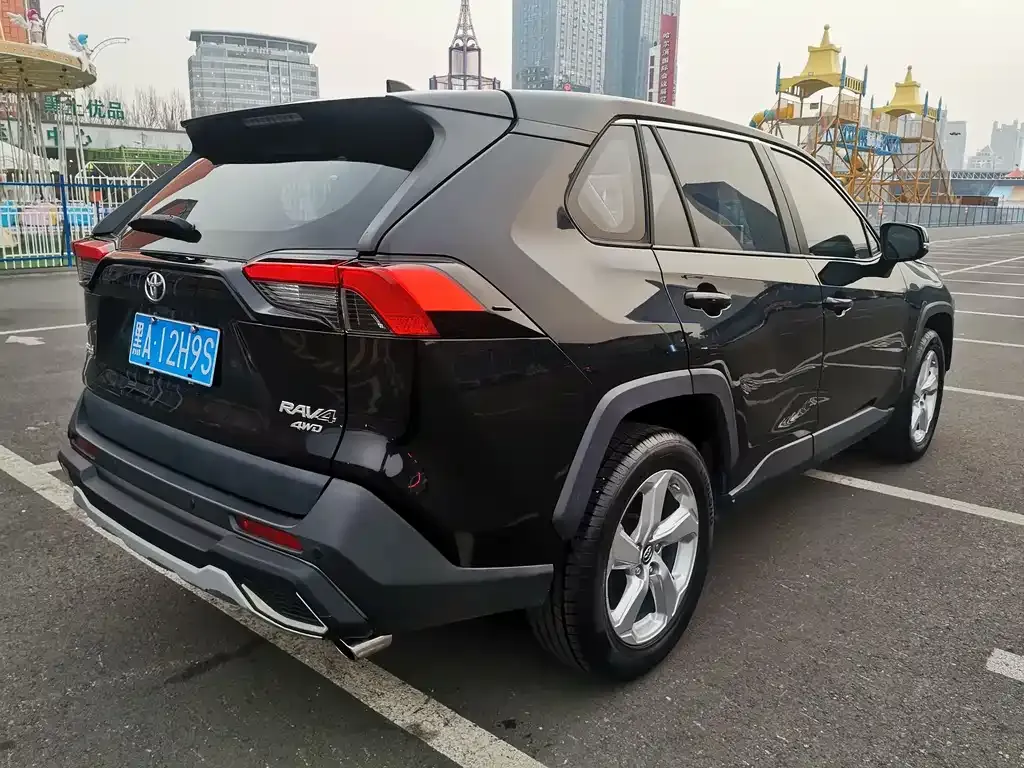 Toyota RAV4 — фото 2