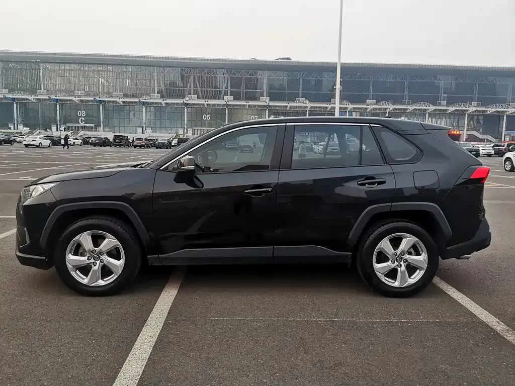 Toyota RAV4 — фото 5