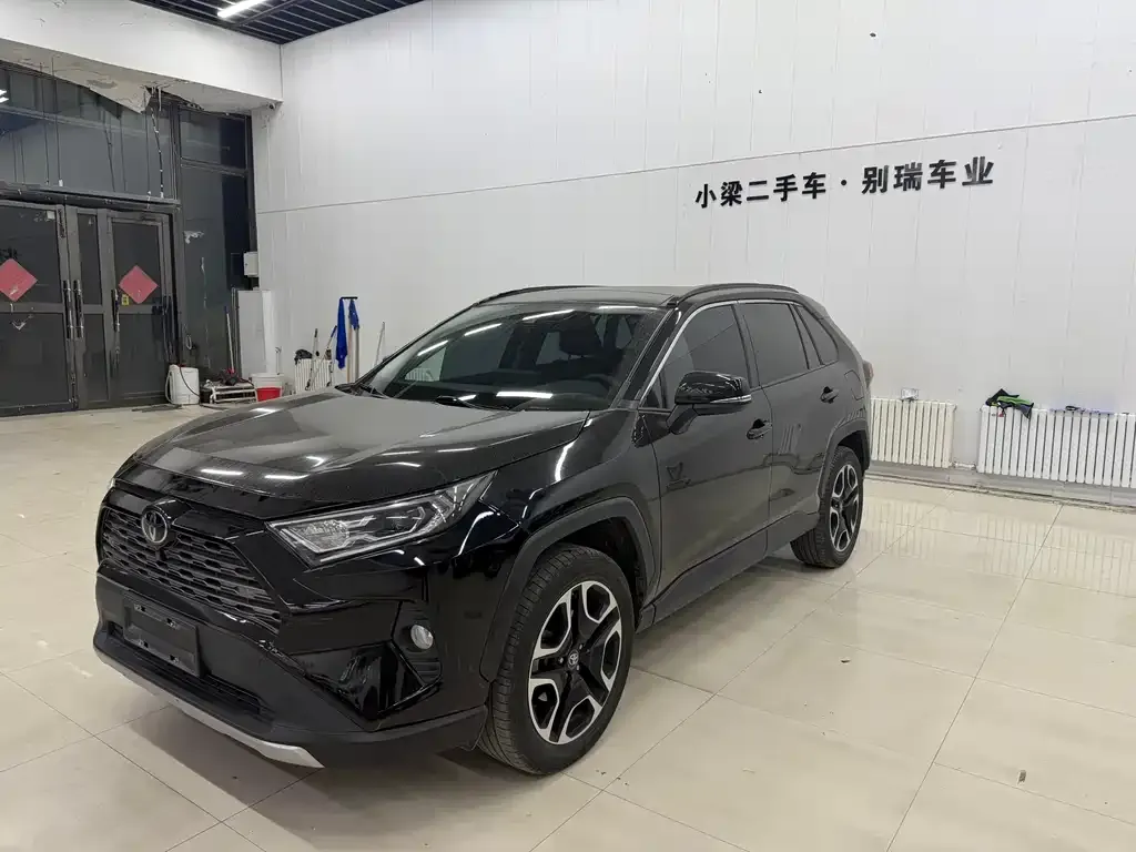 Toyota RAV4 — фото 1