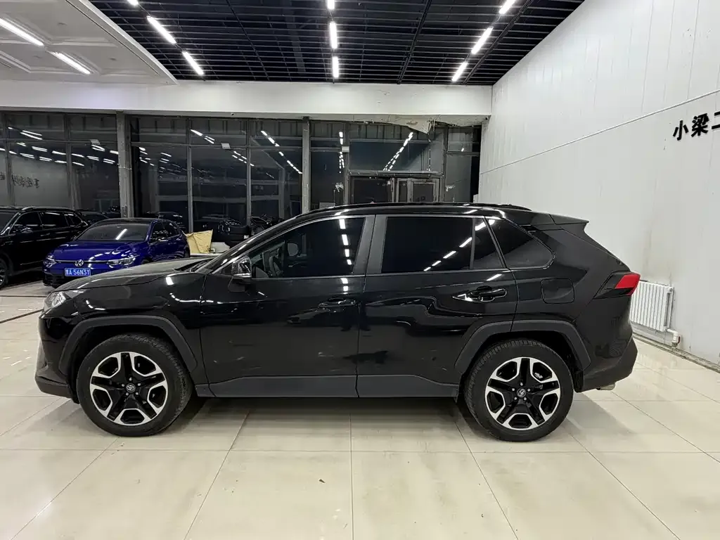 Toyota RAV4 — фото 2