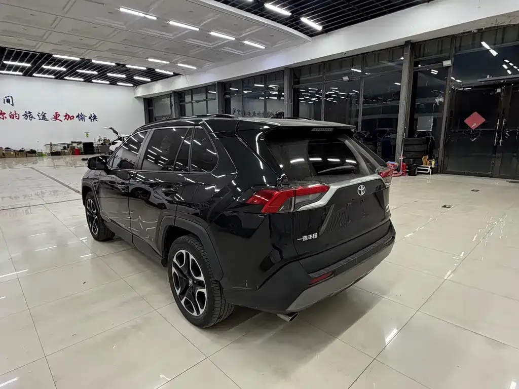 Toyota RAV4 — фото 3