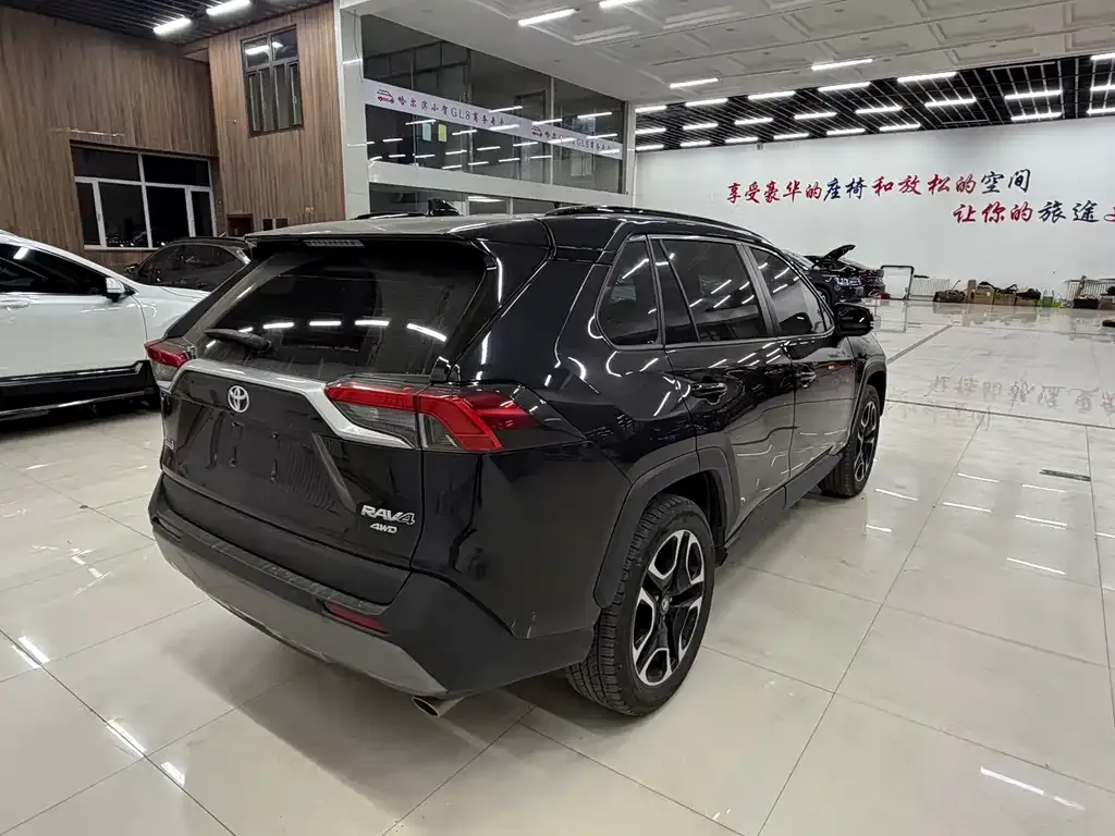 Toyota RAV4 — фото 5