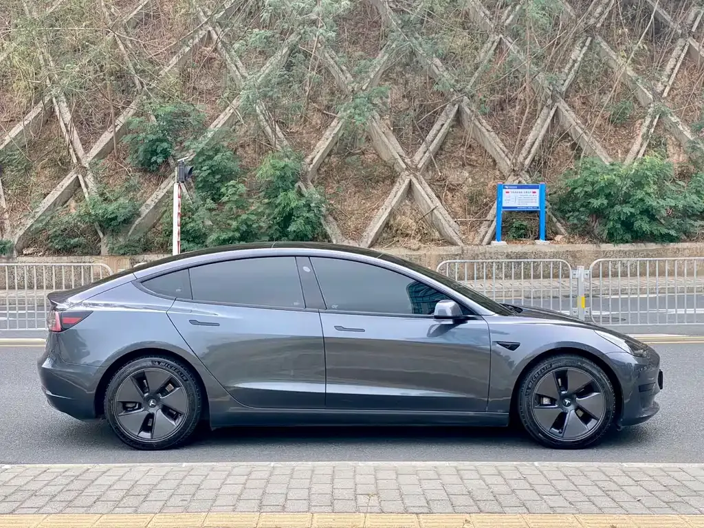 Tesla Model 3 — фото 4