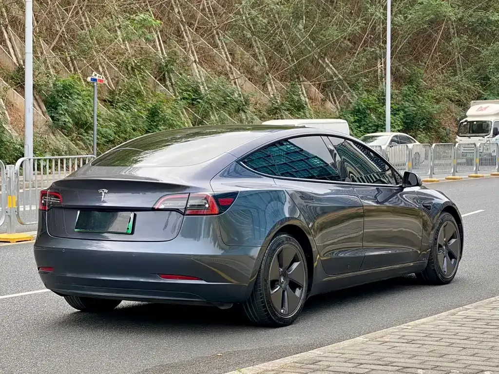 Tesla Model 3 — фото 7