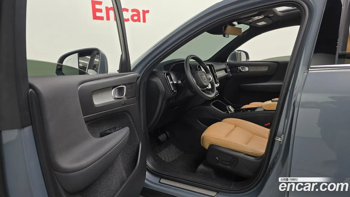 Volvo XC40 — фото 10