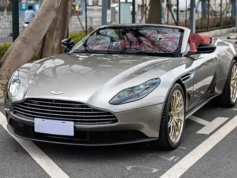 Aston Martin DB11 — фото 1