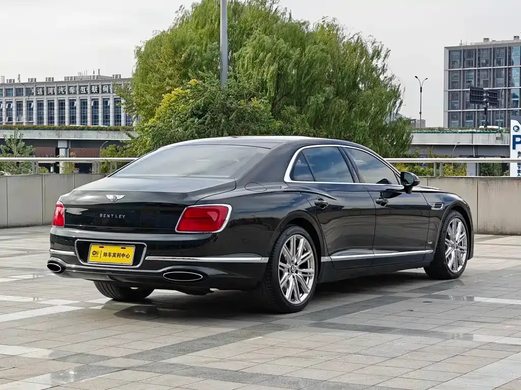 Bentley Flying Spur — фото 3