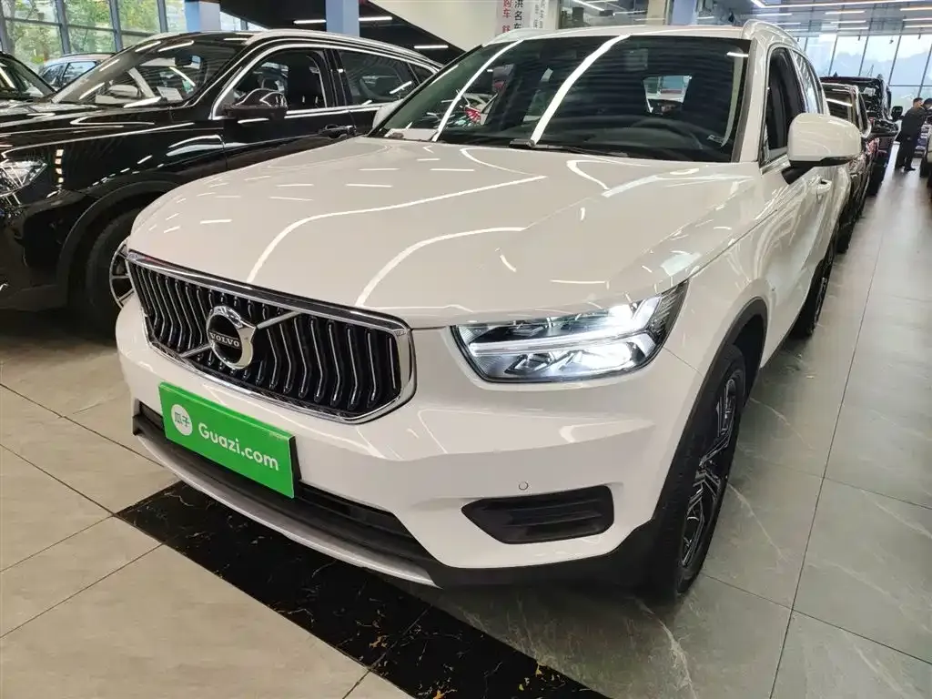 Volvo XC40 — фото 1