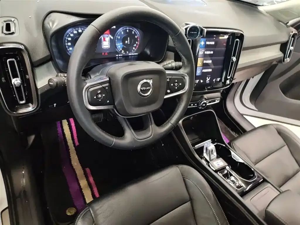 Volvo XC40 — фото 10