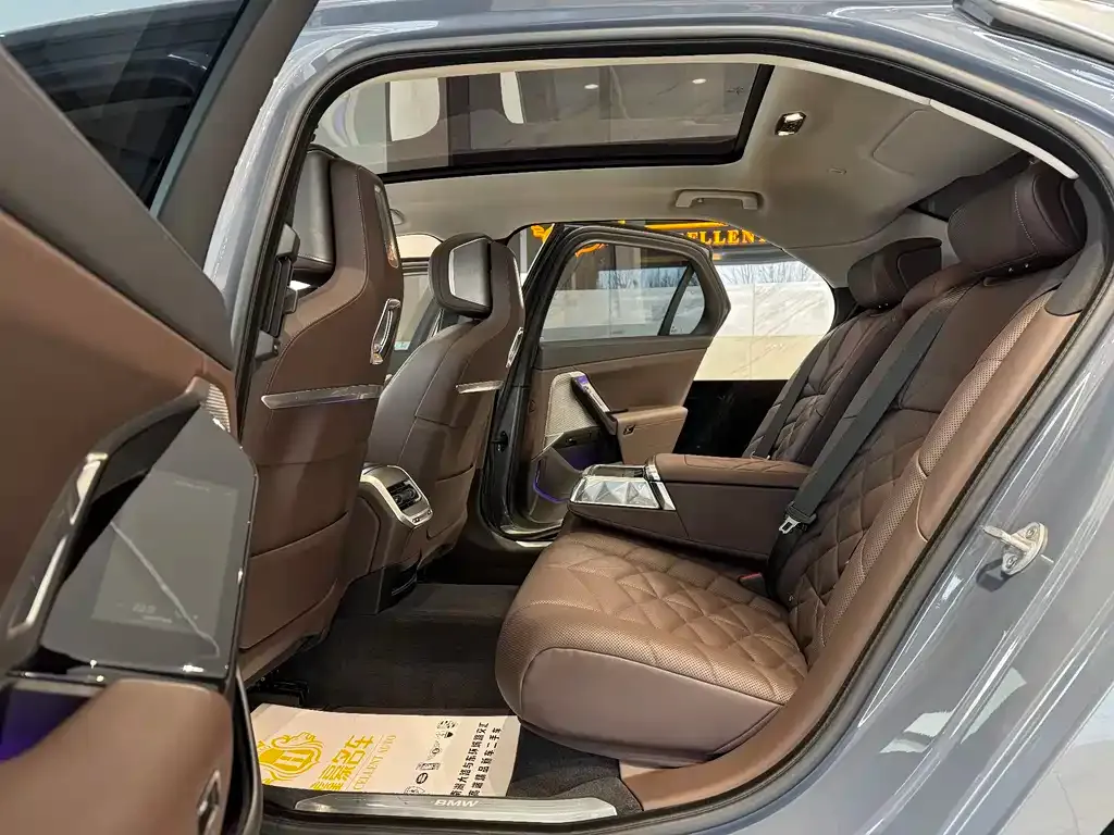 BMW 7 Series — фото 10