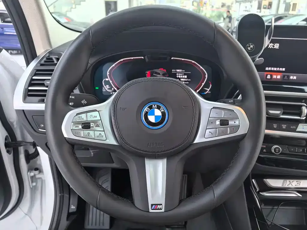 BMW iX3 — фото 10