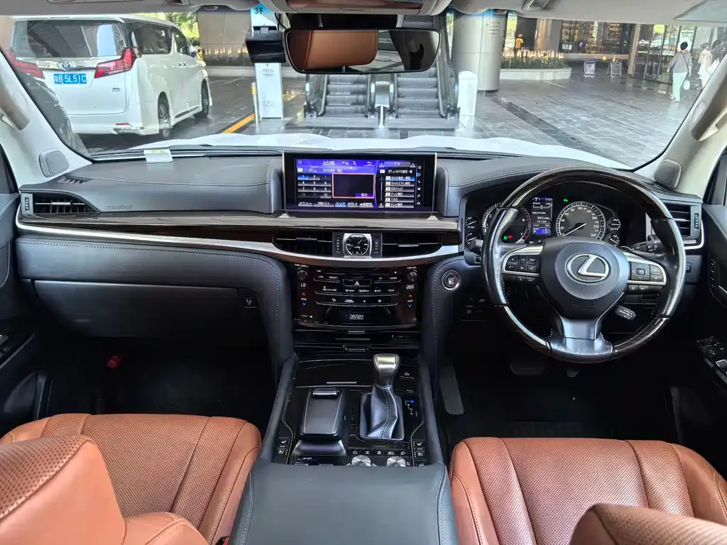 Lexus LX — фото 10
